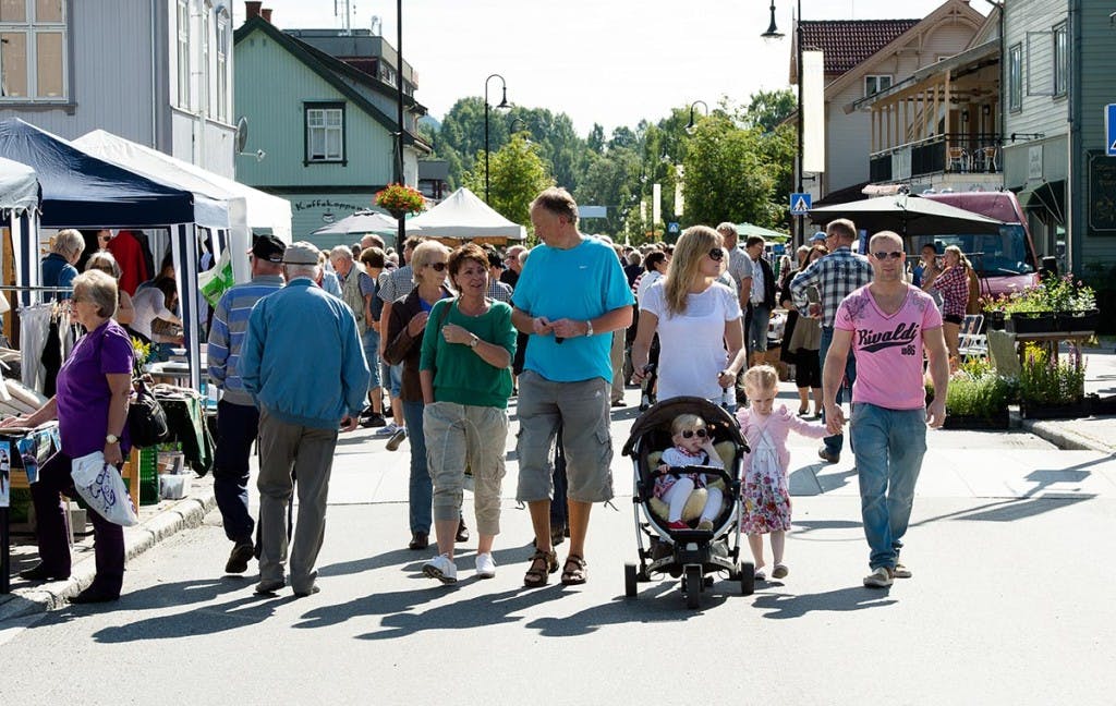 Landsbyfesten i gatene på Dokka foregår hver sommer.