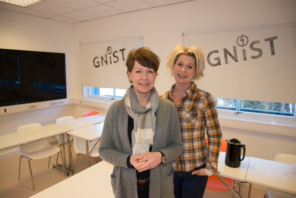 Hilde Tveiten Døvre (venstre) og Karianne B. Borchgrevink i undervisningsrommet "Gnist" i Valdres næringshage.