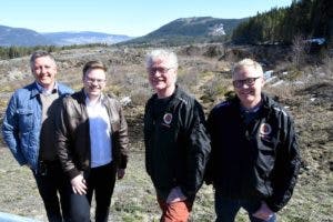 GLEDES: – Utrolig å få et slik anlegg i Gudbrandsdalen, mener fylkesordfører Even Aleksander hagen og ordfører Rune Støstad. Her sammen med ildsjelene Trond Skurdal og Lars Nyhus.